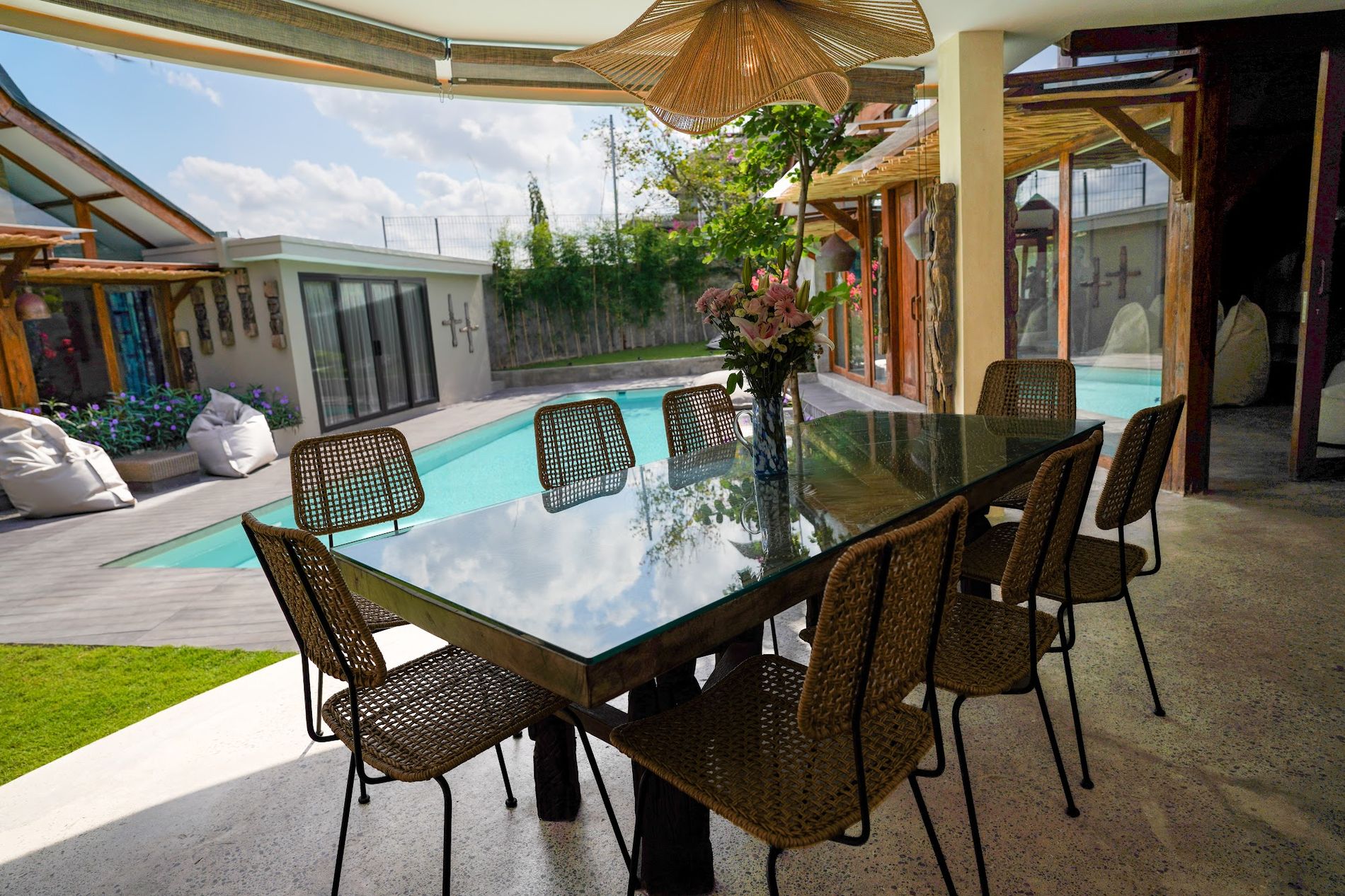 Outdoor dining beside the pool