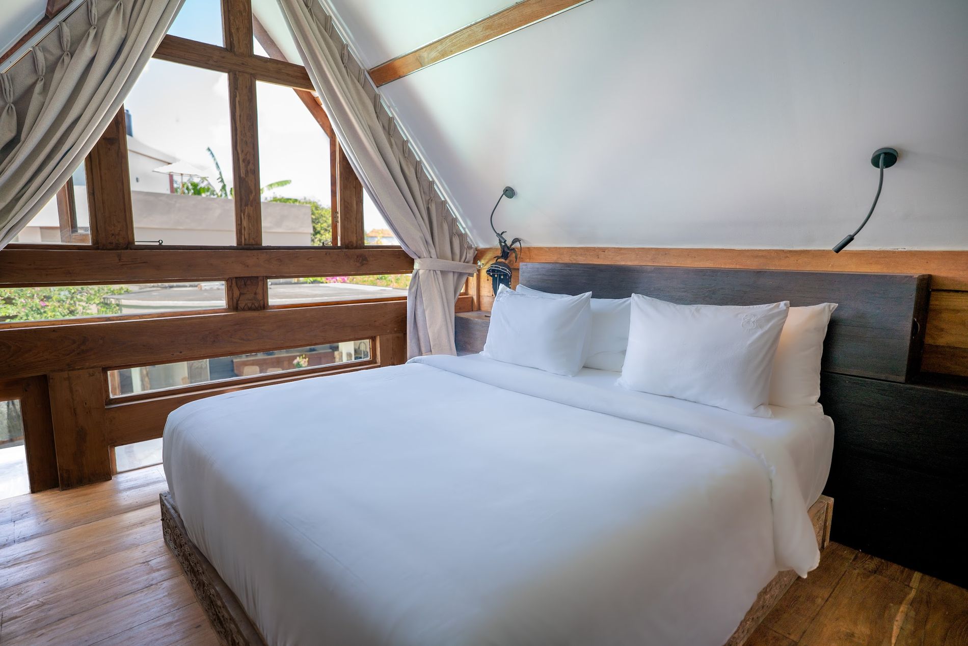 Mezzanine Pool Suite I