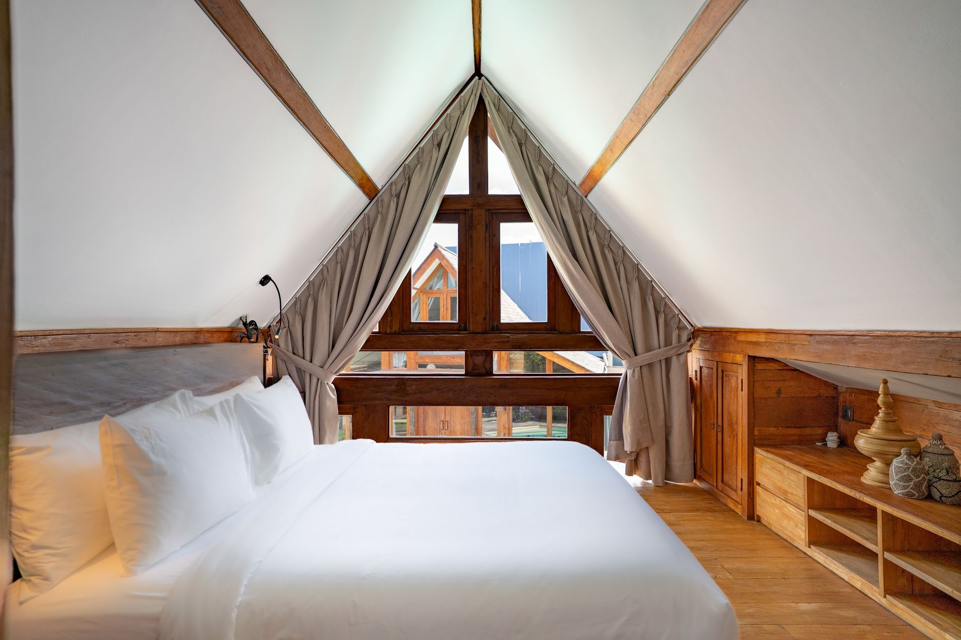 Mezzanine Pool Suite II